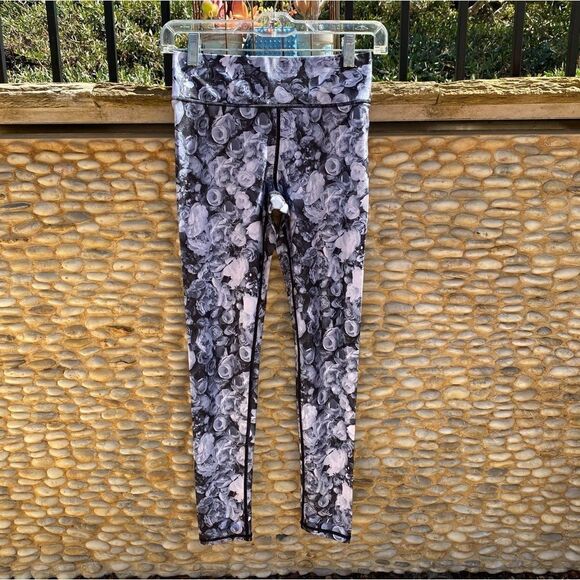 Terez NWOT Womens Gray/Silver Rose/Floral Print Performance Leggings. Size XS. - Picture 1 of 4